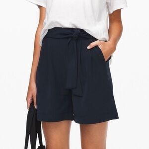 lululemon Womens Noir Shorts 5.5” size 8 black -preowned excellent condition